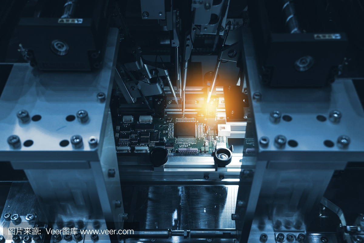 選擇性聚焦于PCB電路板。智能工廠中用于生產(chǎn)計(jì)算機(jī)部件的計(jì)算機(jī)電路板的機(jī)械工業(yè)裝配自動(dòng)化。藍(lán)色調(diào)與閃光。